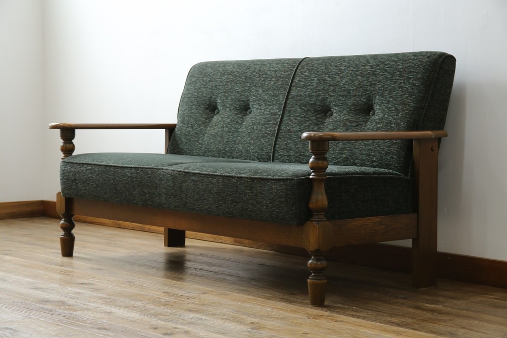 中古　美品　国産　職人手作り　カントリーハウス　Brugge(ブルージュ)　大正ロマンなお部屋にも馴染むクラシカルな挽き物脚デザインがお洒落な2Pソファ　定価約35万円　(R-081449)