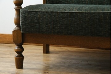 中古　美品　国産　職人手作り　カントリーハウス　Brugge(ブルージュ)　大正ロマンなお部屋にも馴染むクラシカルな挽き物脚デザインがお洒落な2Pソファ　定価約35万円　(R-081449)