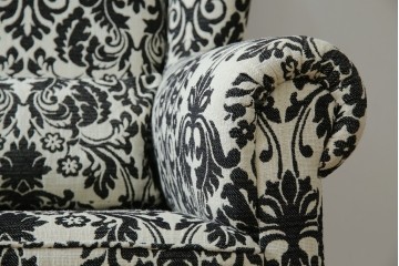 中古　美品　ドイツ　Domicil(ドミシール)　ダマスク柄がエレガントで洗練された印象を感じさせるアームソファとオットマンセット　定価約23万円相当　(R-081452)