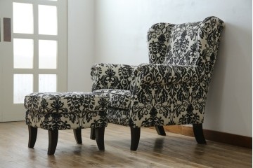 中古　美品　ドイツ　Domicil(ドミシール)　ダマスク柄がエレガントで洗練された印象を感じさせるアームソファとオットマンセット　定価約23万円相当　(R-081452)