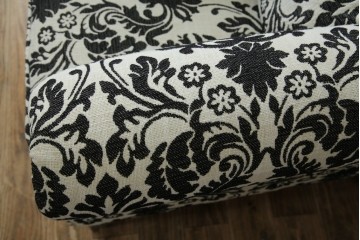 中古　美品　ドイツ　Domicil(ドミシール)　ダマスク柄がエレガントで洗練された印象を感じさせるアームソファとオットマンセット　定価約23万円相当　(R-081452)