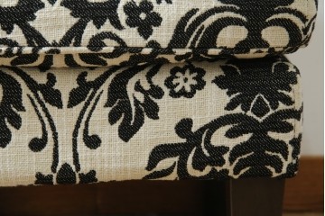 中古　美品　ドイツ　Domicil(ドミシール)　ダマスク柄がエレガントで洗練された印象を感じさせるアームソファとオットマンセット　定価約23万円相当　(R-081452)