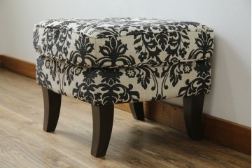 中古　美品　ドイツ　Domicil(ドミシール)　ダマスク柄がエレガントで洗練された印象を感じさせるアームソファとオットマンセット　定価約23万円相当　(R-081452)