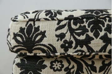 中古　美品　ドイツ　Domicil(ドミシール)　ダマスク柄がエレガントで洗練された印象を感じさせるアームソファとオットマンセット　定価約23万円相当　(R-081452)