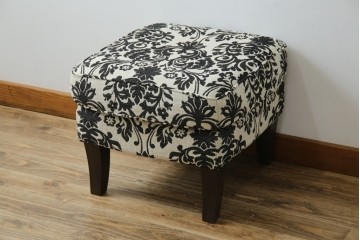 中古　美品　ドイツ　Domicil(ドミシール)　ダマスク柄がエレガントで洗練された印象を感じさせるアームソファとオットマンセット　定価約23万円相当　(R-081452)