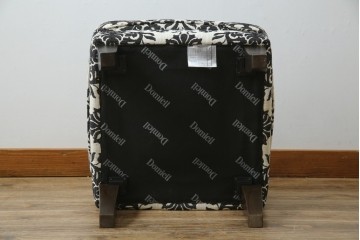 中古　美品　ドイツ　Domicil(ドミシール)　ダマスク柄がエレガントで洗練された印象を感じさせるアームソファとオットマンセット　定価約23万円相当　(R-081452)