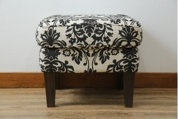 中古　美品　ドイツ　Domicil(ドミシール)　ダマスク柄がエレガントで洗練された印象を感じさせるアームソファとオットマンセット　定価約23万円相当　(R-081452)