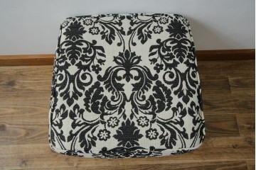 中古　美品　ドイツ　Domicil(ドミシール)　ダマスク柄がエレガントで洗練された印象を感じさせるアームソファとオットマンセット　定価約23万円相当　(R-081452)