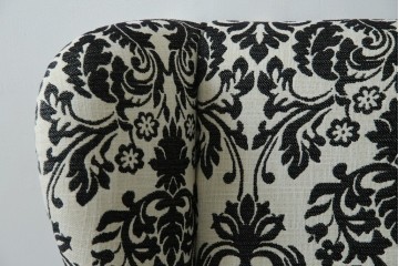 中古　美品　ドイツ　Domicil(ドミシール)　ダマスク柄がエレガントで洗練された印象を感じさせるアームソファとオットマンセット　定価約23万円相当　(R-081452)