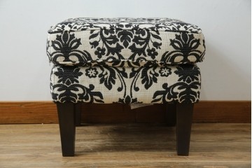 中古　美品　ドイツ　Domicil(ドミシール)　ダマスク柄がエレガントで洗練された印象を感じさせるアームソファとオットマンセット　定価約23万円相当　(R-081452)