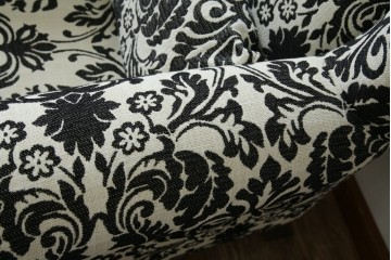 中古　美品　ドイツ　Domicil(ドミシール)　ダマスク柄がエレガントで洗練された印象を感じさせるアームソファとオットマンセット　定価約23万円相当　(R-081452)