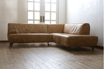 中古　美品　KOINOR(コイノール)　本革(レザー)　ヴィンテージ加工　洗練されたデザインが素敵なコーナーソファ(2人掛けソファ、3人掛けソファ、長椅子、カウチソファ、ビンテージ加工)(定価約100万円)(R-081453)