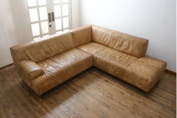 中古　美品　KOINOR(コイノール)　本革(レザー)　ヴィンテージ加工　洗練されたデザインが素敵なコーナーソファ(2人掛けソファ、3人掛けソファ、長椅子、カウチソファ、ビンテージ加工)(定価約100万円)(R-081453)
