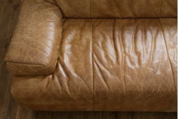中古　美品　KOINOR(コイノール)　本革(レザー)　ヴィンテージ加工　洗練されたデザインが素敵なコーナーソファ(2人掛けソファ、3人掛けソファ、長椅子、カウチソファ、ビンテージ加工)(定価約100万円)(R-081453)