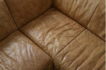中古　美品　KOINOR(コイノール)　本革(レザー)　ヴィンテージ加工　洗練されたデザインが素敵なコーナーソファ(2人掛けソファ、3人掛けソファ、長椅子、カウチソファ、ビンテージ加工)(定価約100万円)(R-081453)