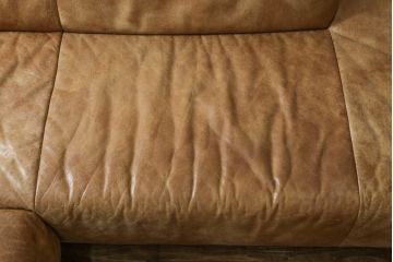 中古　美品　KOINOR(コイノール)　本革(レザー)　ヴィンテージ加工　洗練されたデザインが素敵なコーナーソファ(2人掛けソファ、3人掛けソファ、長椅子、カウチソファ、ビンテージ加工)(定価約100万円)(R-081453)