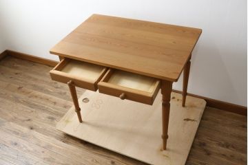 中古　希少な廃番モデル　北の住まい設計社　素朴な木肌に装飾的なデザインがよく映える挽物脚のデスク(ワークデスク、平机、コンソールテーブル、在宅用、在宅ワーク用)(R-081455)