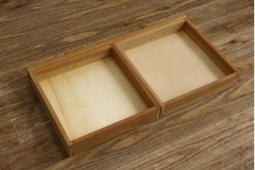 中古　希少な廃番モデル　北の住まい設計社　素朴な木肌に装飾的なデザインがよく映える挽物脚のデスク(ワークデスク、平机、コンソールテーブル、在宅用、在宅ワーク用)(R-081455)