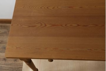 中古　希少な廃番モデル　北の住まい設計社　素朴な木肌に装飾的なデザインがよく映える挽物脚のデスク(ワークデスク、平机、コンソールテーブル、在宅用、在宅ワーク用)(R-081455)