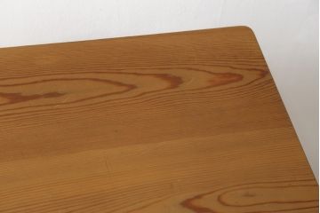 中古　希少な廃番モデル　北の住まい設計社　素朴な木肌に装飾的なデザインがよく映える挽物脚のデスク(ワークデスク、平机、コンソールテーブル、在宅用、在宅ワーク用)(R-081455)