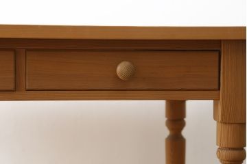 中古　希少な廃番モデル　北の住まい設計社　素朴な木肌に装飾的なデザインがよく映える挽物脚のデスク(ワークデスク、平机、コンソールテーブル、在宅用、在宅ワーク用)(R-081455)