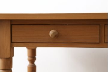 中古　希少な廃番モデル　北の住まい設計社　素朴な木肌に装飾的なデザインがよく映える挽物脚のデスク(ワークデスク、平机、コンソールテーブル、在宅用、在宅ワーク用)(R-081455)