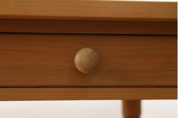 中古　希少な廃番モデル　北の住まい設計社　素朴な木肌に装飾的なデザインがよく映える挽物脚のデスク(ワークデスク、平机、コンソールテーブル、在宅用、在宅ワーク用)(R-081455)