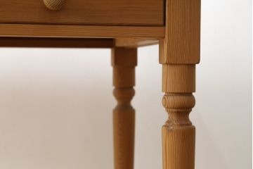 中古　希少な廃番モデル　北の住まい設計社　素朴な木肌に装飾的なデザインがよく映える挽物脚のデスク(ワークデスク、平机、コンソールテーブル、在宅用、在宅ワーク用)(R-081455)
