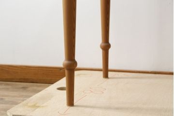中古　希少な廃番モデル　北の住まい設計社　素朴な木肌に装飾的なデザインがよく映える挽物脚のデスク(ワークデスク、平机、コンソールテーブル、在宅用、在宅ワーク用)(R-081455)
