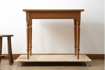 中古　希少な廃番モデル　北の住まい設計社　素朴な木肌に装飾的なデザインがよく映える挽物脚のデスク(ワークデスク、平机、コンソールテーブル、在宅用、在宅ワーク用)(R-081455)