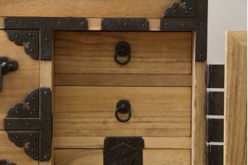 和製アンティーク　美品　厚手で立派な上手金具!!　総桐の庄内箪笥ローチェスト・下段(収納箪笥、テレビ台、テレビボード、桐箪笥、桐たんす、整理タンス、衣装たんす、古箪笥、時代箪笥、引き出し)(R-081458)