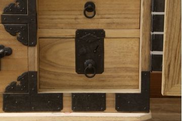 和製アンティーク　美品　厚手で立派な上手金具!!　総桐の庄内箪笥ローチェスト・下段(収納箪笥、テレビ台、テレビボード、桐箪笥、桐たんす、整理タンス、衣装たんす、古箪笥、時代箪笥、引き出し)(R-081458)