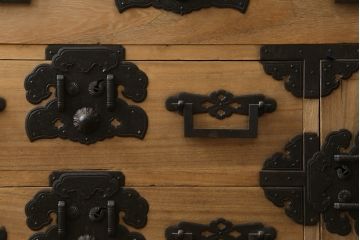 和製アンティーク　美品　厚手で立派な上手金具!!　総桐の庄内箪笥ローチェスト・下段(収納箪笥、テレビ台、テレビボード、桐箪笥、桐たんす、整理タンス、衣装たんす、古箪笥、時代箪笥、引き出し)(R-081458)