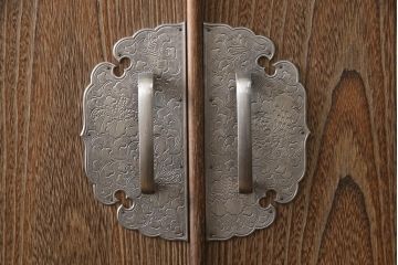 中古　美品　伝統工芸士　岡本国昭作　紀州　焼桐仕上げの衣装盆付き総桐箪笥(並厚)・上段(桐たんす、着物箪笥、衣装箪笥)(R-081482)
