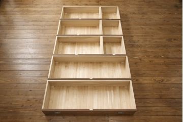 中古　美品　伝統工芸士　岡本国昭作　紀州　焼桐仕上げの和を感じる渋い佇まいが魅力的な総桐箪笥(並厚)・下段(桐たんす、収納箪笥、衣装箪笥、チェスト、サイドチェスト)(R-081483)