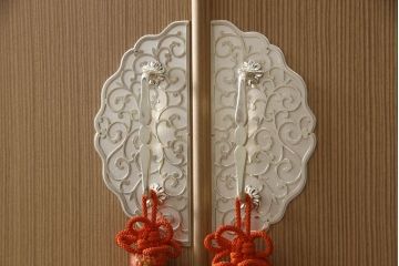中古　美品　伝統工芸品　大阪泉州　衣装盆付き　桑材のアクセントがモダンな雰囲気を醸し出す総桐箪笥(胴丸)・上段(総桐たんす、引き出し、衣装箪笥、着物箪笥、和タンス)(R-081486)