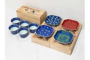 源右衛門窯　有田焼　緑彩葡萄絵　赤絵梅地紋　染付梅鳥　古染風梅紋　染付梅地紋絵割?　食卓に華を添える小鉢5客&中方皿4枚セット(果物、花、向付、深鉢、深皿、角皿、中皿、和皿、和食器、裏印、共箱付き)(R-081492)