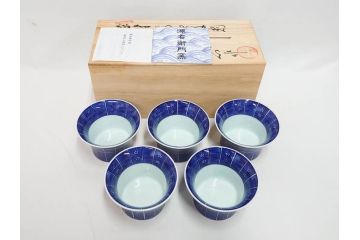 源右衛門窯　有田焼　緑彩葡萄絵　赤絵梅地紋　染付梅鳥　古染風梅紋　染付梅地紋絵割?　食卓に華を添える小鉢5客&中方皿4枚セット(果物、花、向付、深鉢、深皿、角皿、中皿、和皿、和食器、裏印、共箱付き)(R-081492)