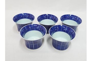 源右衛門窯　有田焼　緑彩葡萄絵　赤絵梅地紋　染付梅鳥　古染風梅紋　染付梅地紋絵割?　食卓に華を添える小鉢5客&中方皿4枚セット(果物、花、向付、深鉢、深皿、角皿、中皿、和皿、和食器、裏印、共箱付き)(R-081492)