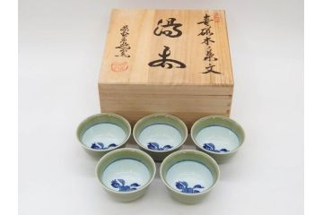 源右衛門窯　有田焼　染錦萩絵　青磁木ノ葉文　染錦筋丸紋　染錦柘榴絵　匠の美技に感嘆する花瓶&湯呑み15客セット(ティファニー?、Tiffany?、花生、花活、花入れ、花器、フラワーベース、湯のみ、ぐい呑み、煎茶、茶器、和食器、)(R-081494)