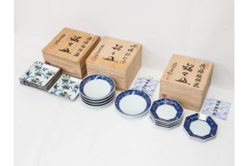 源右衛門窯　有田焼　染錦柘榴絵　食卓を賑やかに演出する銘々皿15枚セット(果物、八角皿、角皿、丸皿、小皿、中皿、変形皿、和皿、和食器、裏印、共箱付き)(R-081495)