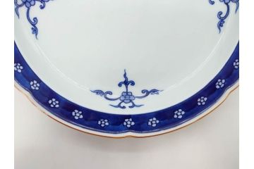 源右衛門窯　有田焼　染付四方唐草　(大)約22cm　7.3寸　(小)約19cm　6.2寸　上品な佇まいの中皿10枚セット(花、取り皿、和皿、和食器、裏印、共箱付き、七寸三分、六寸二分)(R-081496)