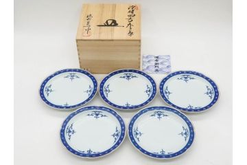 源右衛門窯　有田焼　染付四方唐草　(大)約22cm　7.3寸　(小)約19cm　6.2寸　上品な佇まいの中皿10枚セット(花、取り皿、和皿、和食器、裏印、共箱付き、七寸三分、六寸二分)(R-081496)