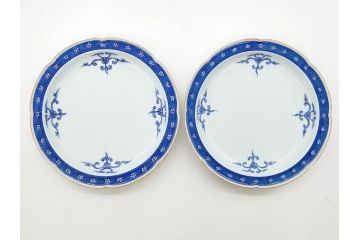源右衛門窯　有田焼　染付四方唐草　(大)約22cm　7.3寸　(小)約19cm　6.2寸　上品な佇まいの中皿10枚セット(花、取り皿、和皿、和食器、裏印、共箱付き、七寸三分、六寸二分)(R-081496)