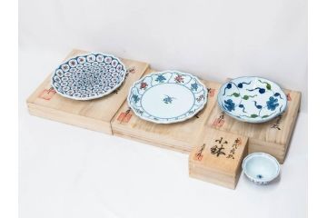 田代亮秀　有田焼　古代丸紋　小鉢　緑彩牡丹唐草紋　染錦花割紋　紺朱古代丸紋　3.5寸・7.1寸・8.9寸　優美なデザインが美しい皿2枚&鉢2客セット(向付、深鉢、大皿、深皿、和皿、和食器、裏印、共箱付き、三寸五分、七寸一分、八寸九分)(R-081497)