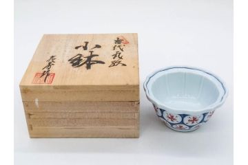 田代亮秀　有田焼　古代丸紋　小鉢　緑彩牡丹唐草紋　染錦花割紋　紺朱古代丸紋　3.5寸・7.1寸・8.9寸　優美なデザインが美しい皿2枚&鉢2客セット(向付、深鉢、大皿、深皿、和皿、和食器、裏印、共箱付き、三寸五分、七寸一分、八寸九分)(R-081497)