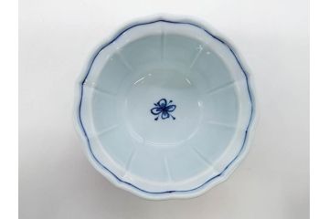 田代亮秀　有田焼　古代丸紋　小鉢　緑彩牡丹唐草紋　染錦花割紋　紺朱古代丸紋　3.5寸・7.1寸・8.9寸　優美なデザインが美しい皿2枚&鉢2客セット(向付、深鉢、大皿、深皿、和皿、和食器、裏印、共箱付き、三寸五分、七寸一分、八寸九分)(R-081497)