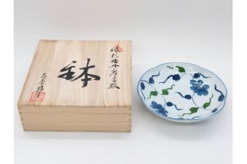 田代亮秀　有田焼　古代丸紋　小鉢　緑彩牡丹唐草紋　染錦花割紋　紺朱古代丸紋　3.5寸・7.1寸・8.9寸　優美なデザインが美しい皿2枚&鉢2客セット(向付、深鉢、大皿、深皿、和皿、和食器、裏印、共箱付き、三寸五分、七寸一分、八寸九分)(R-081497)