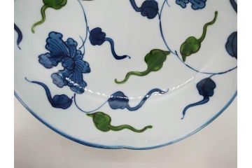 田代亮秀　有田焼　古代丸紋　小鉢　緑彩牡丹唐草紋　染錦花割紋　紺朱古代丸紋　3.5寸・7.1寸・8.9寸　優美なデザインが美しい皿2枚&鉢2客セット(向付、深鉢、大皿、深皿、和皿、和食器、裏印、共箱付き、三寸五分、七寸一分、八寸九分)(R-081497)
