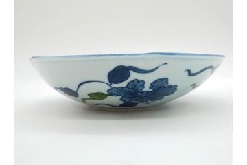 田代亮秀　有田焼　古代丸紋　小鉢　緑彩牡丹唐草紋　染錦花割紋　紺朱古代丸紋　3.5寸・7.1寸・8.9寸　優美なデザインが美しい皿2枚&鉢2客セット(向付、深鉢、大皿、深皿、和皿、和食器、裏印、共箱付き、三寸五分、七寸一分、八寸九分)(R-081497)